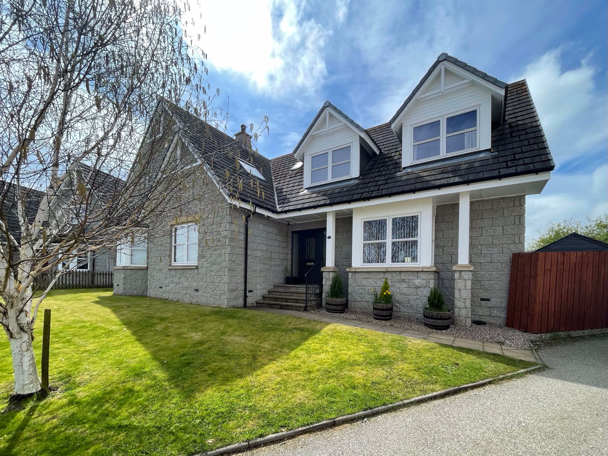 5 bed house for sale in Strone Crescent, Alford  - Property Image 2