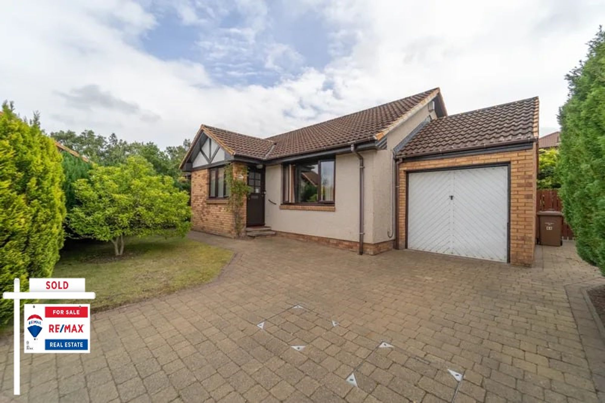 3 bed bungalow for sale in Bervie Drive, Livingston  - Property Image 1