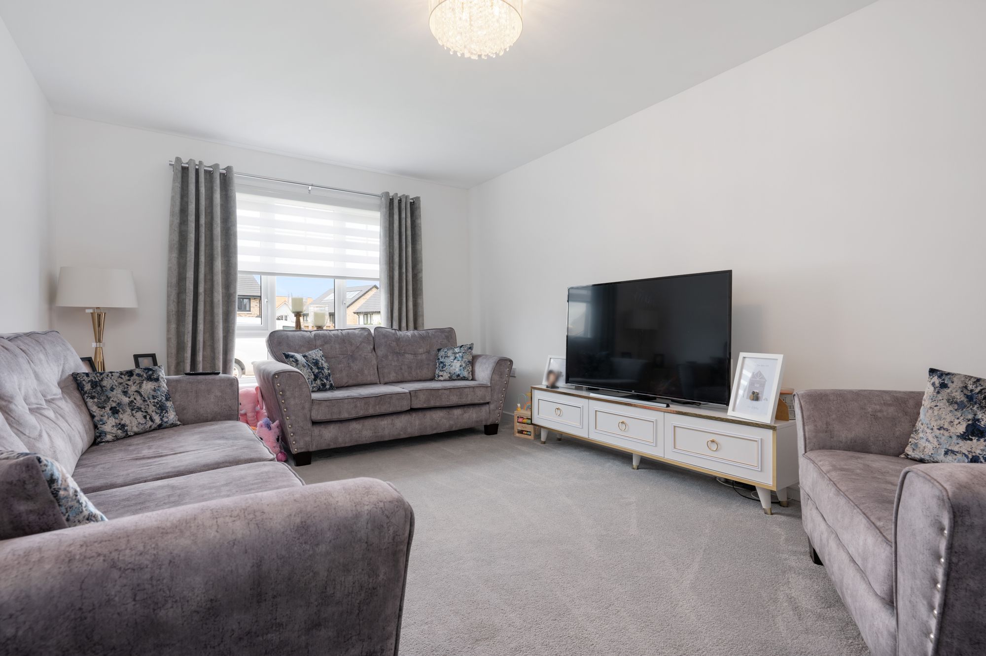 4 bed for sale in Armstrong Crescent, Livingston  - Property Image 2