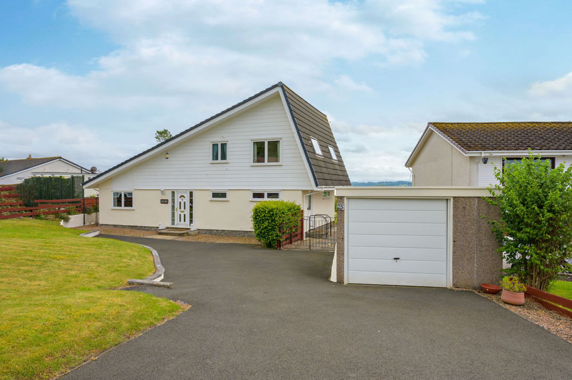 4 bed house for sale in West Harbour Road, Dunfermline  - Property Image 1