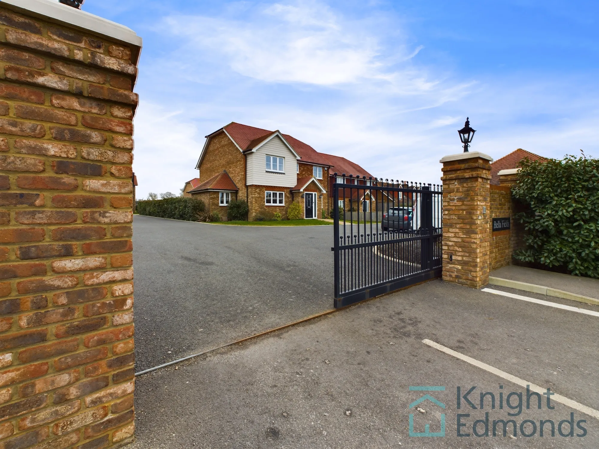 4 bed detached house for sale in Valdene Close, Maidstone - Property Image 1