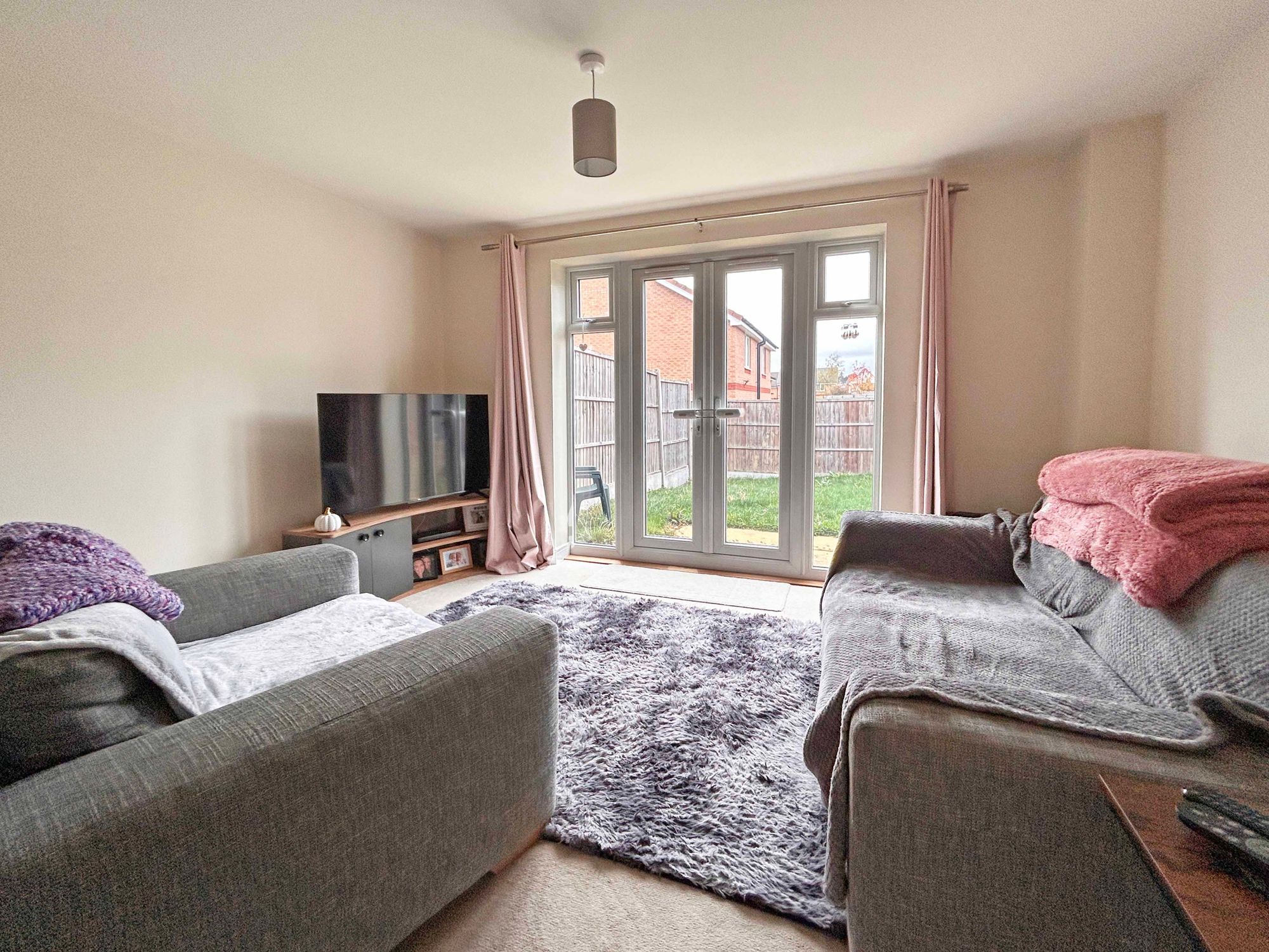 2 bed semi-detached house to rent in Goldfinch Rise, Pershore 1