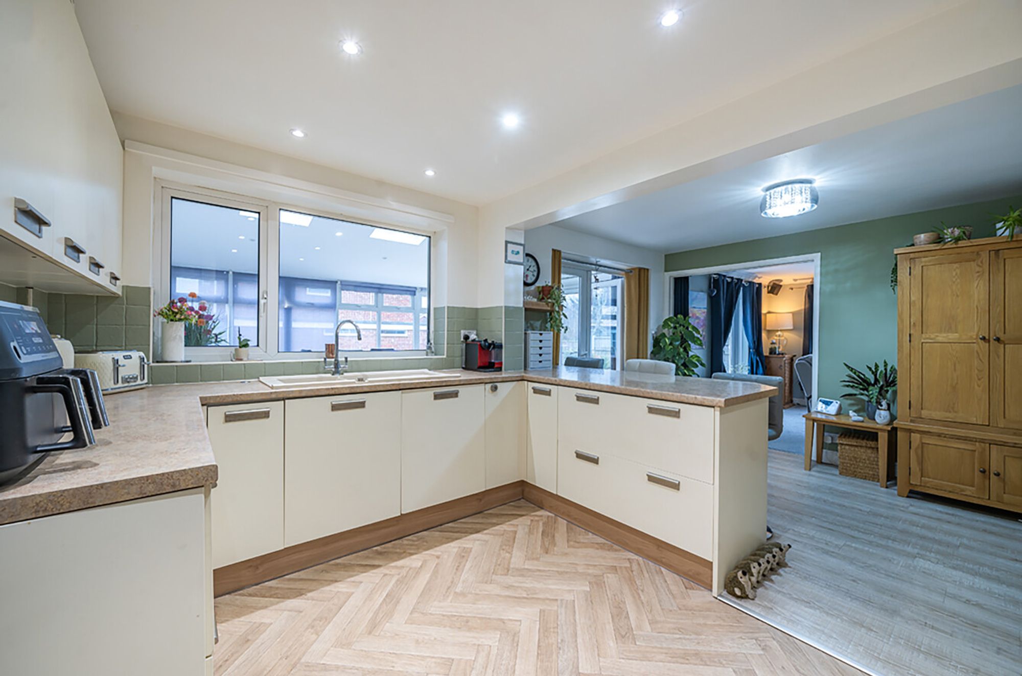 4 bed detached house for sale in Paddock Close, Pershore 3