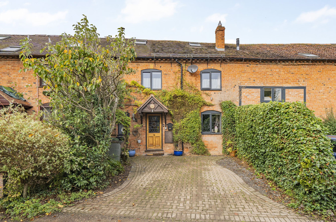 3 bed terraced house for sale in Machine Farm, Pershore  - Property Image 1