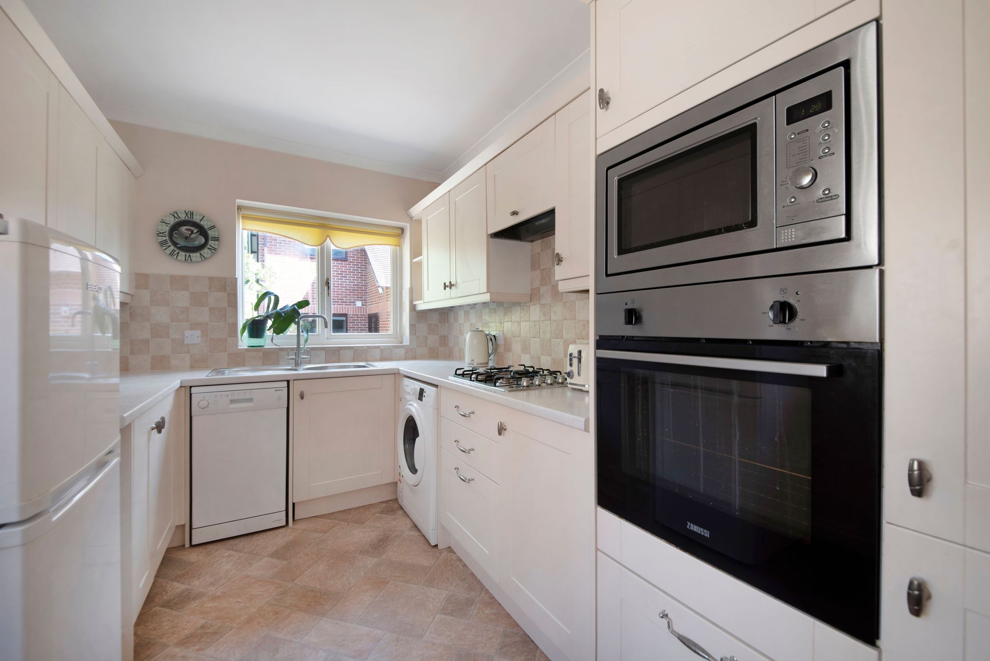 2 bed semi-detached bungalow for sale in Weir Gardens, Pershore  - Property Image 4