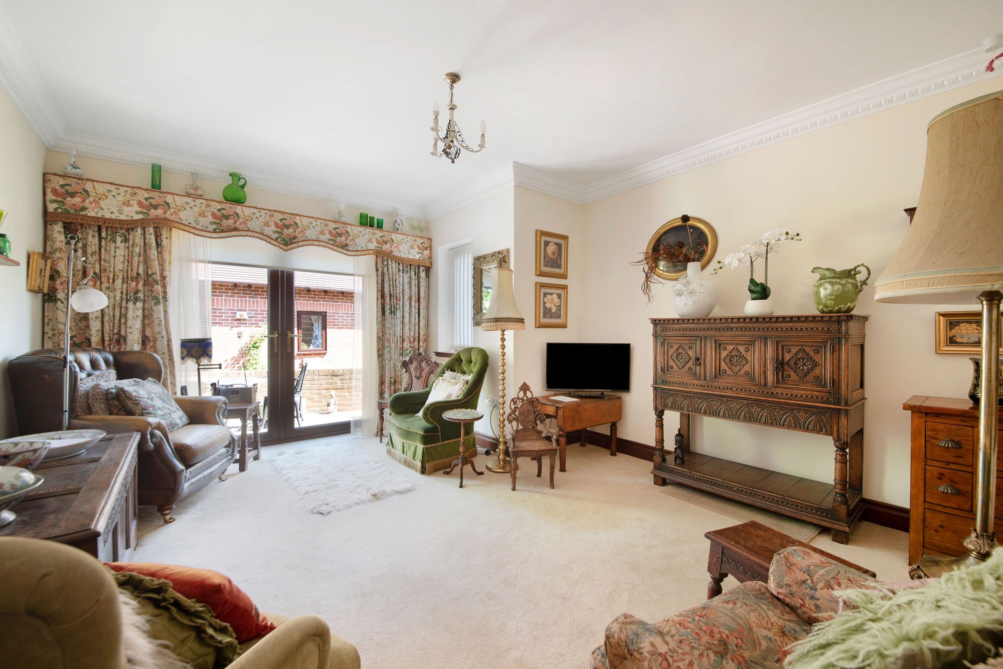 2 bed semi-detached bungalow for sale in Weir Gardens, Pershore  - Property Image 2