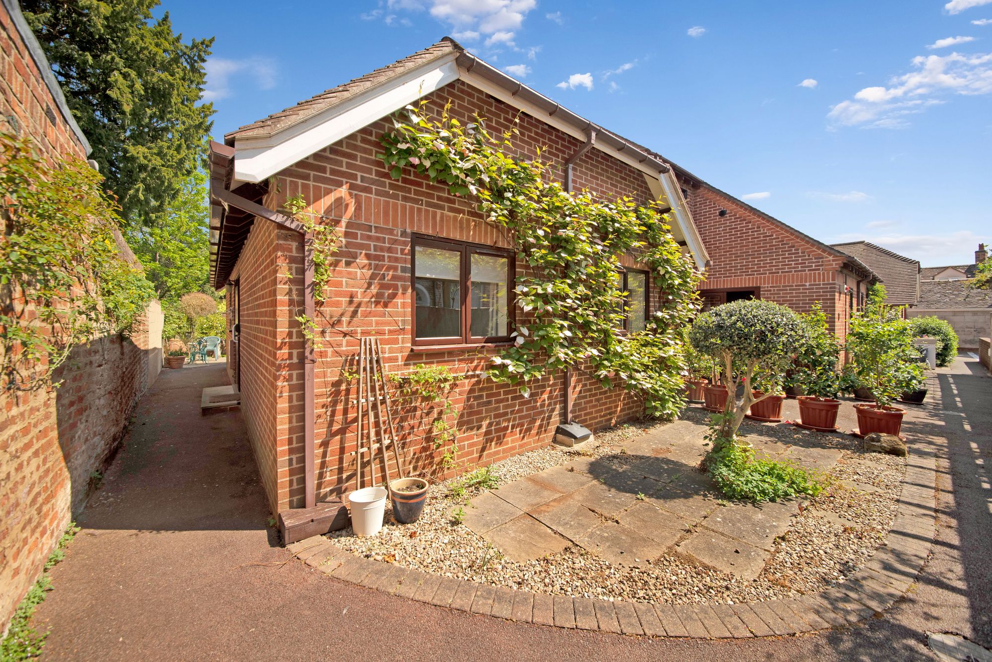 2 bed semi-detached bungalow for sale in Weir Gardens, Pershore  - Property Image 1