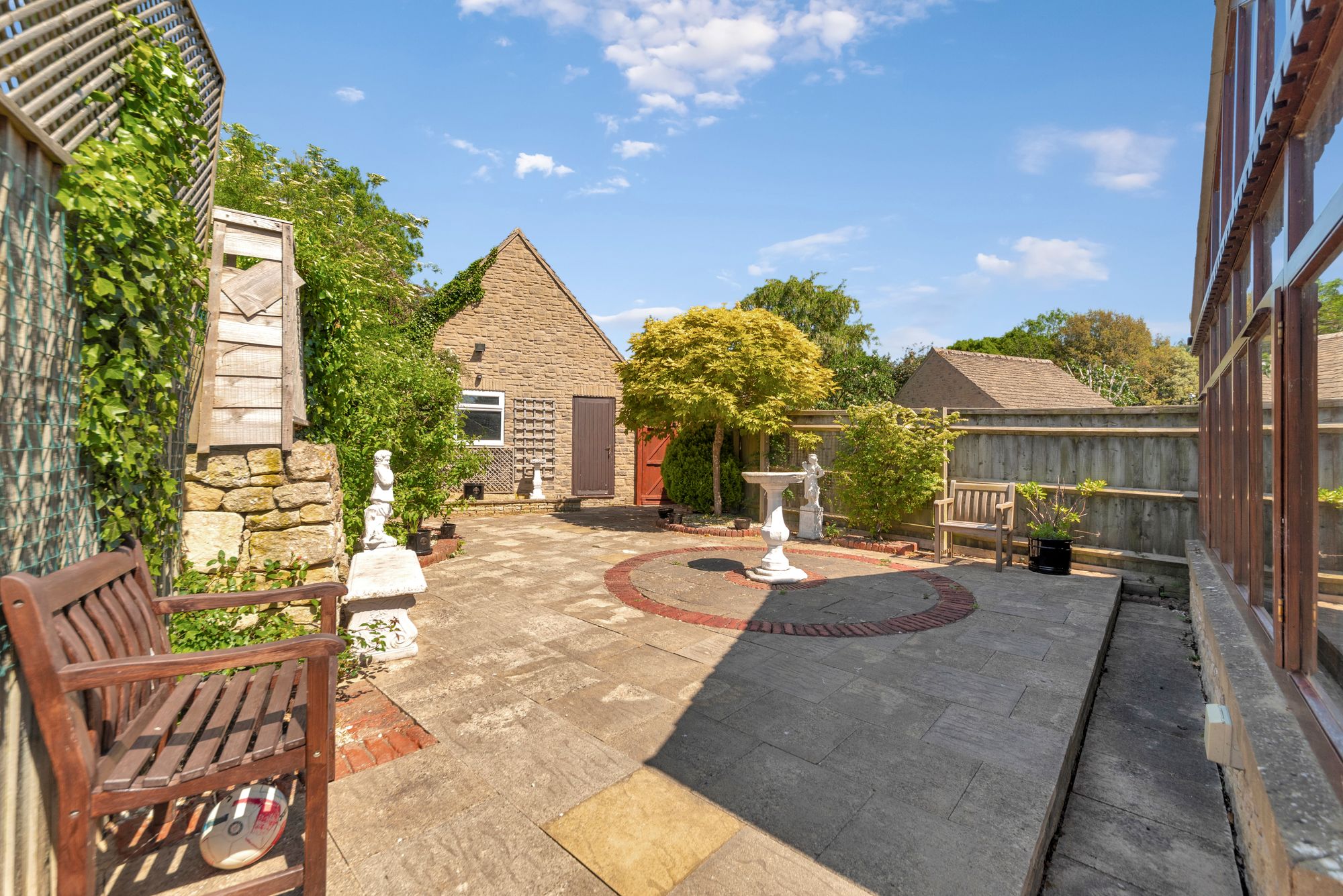 3 bed end of terrace house for sale in Cheltenham Road, Broadway 1