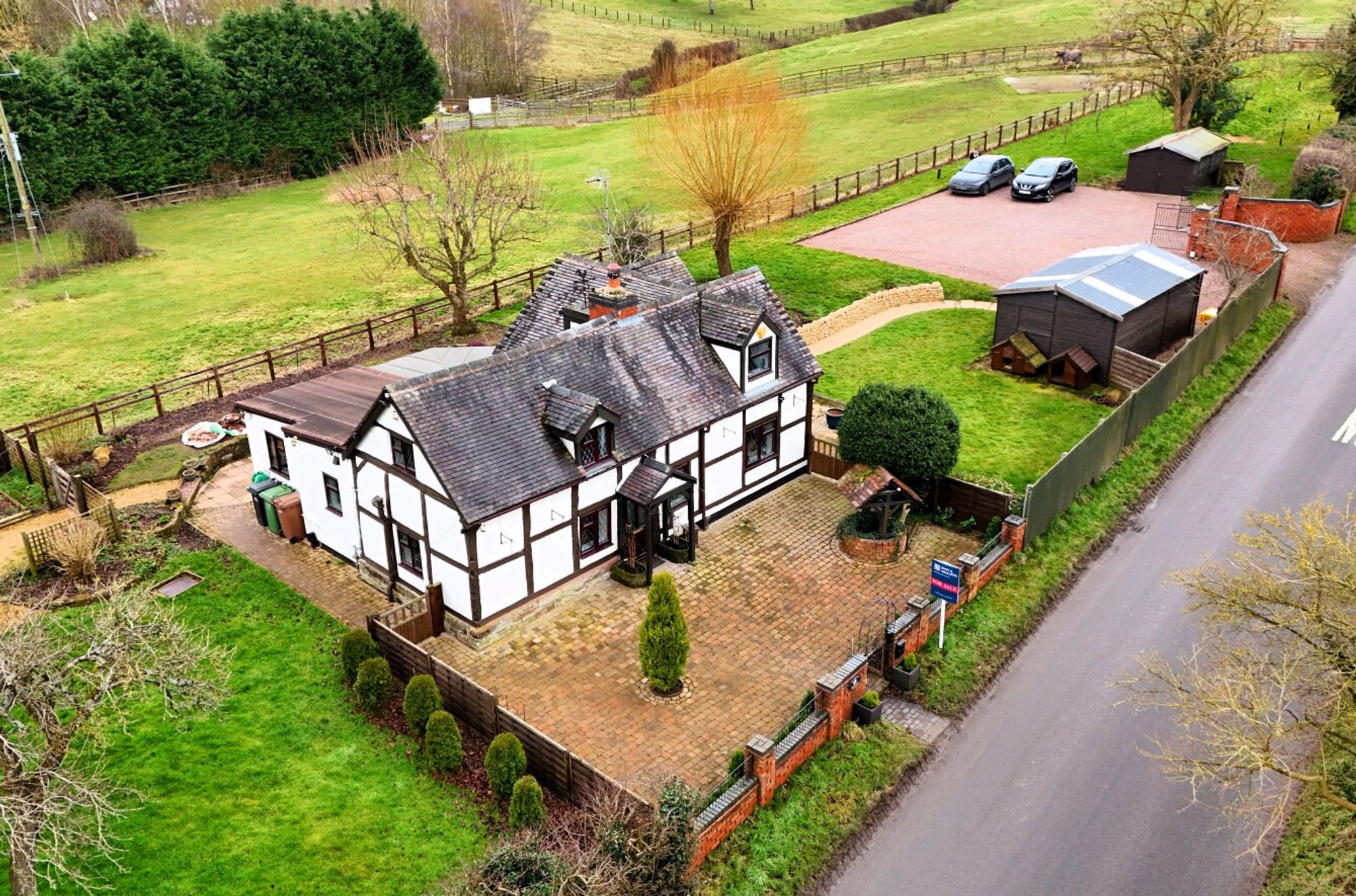 3 bed detached house for sale in Evesham Road, Worcester  - Property Image 1