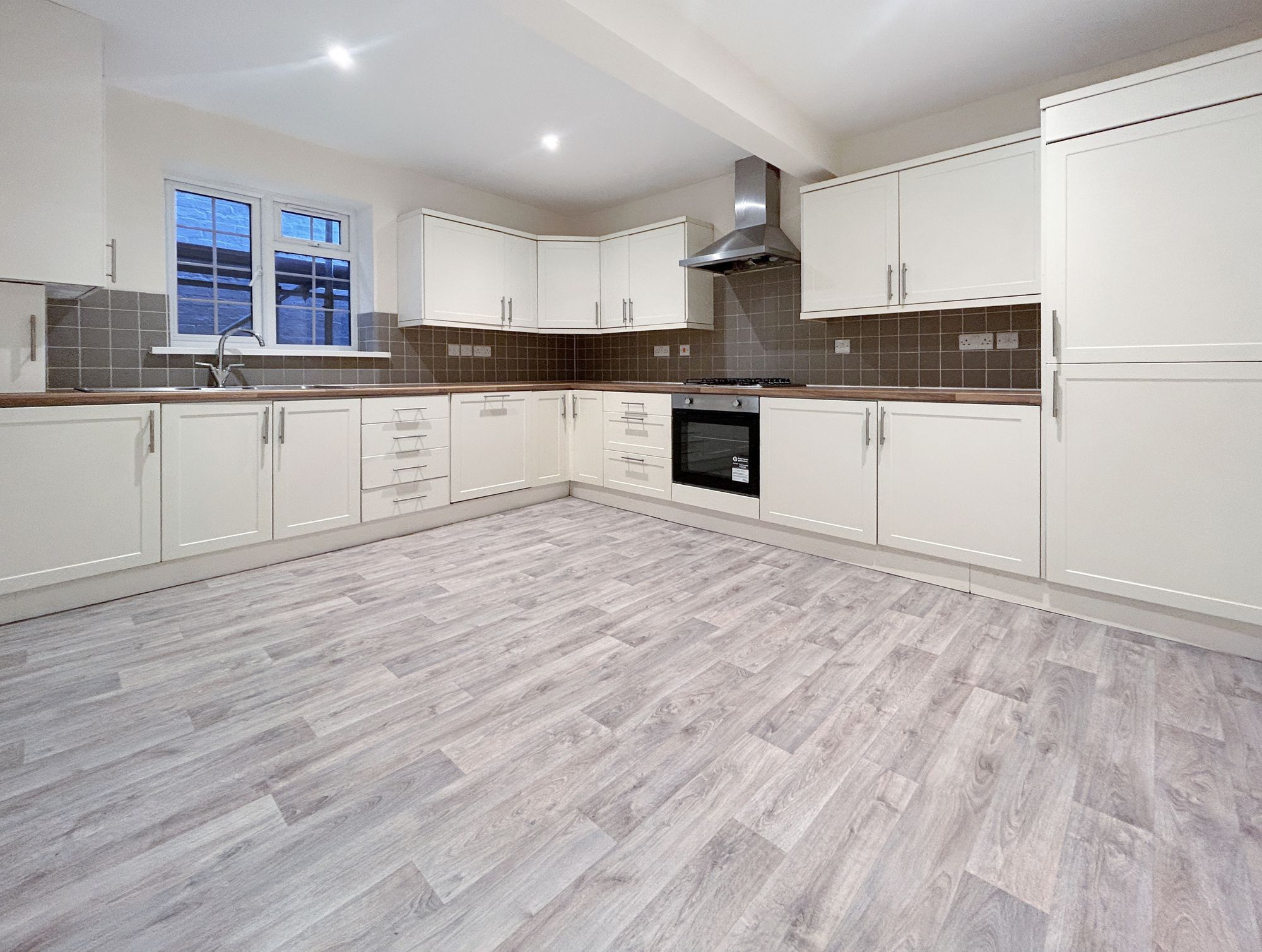 3 bed flat to rent in Bridge Street, Pershore 1