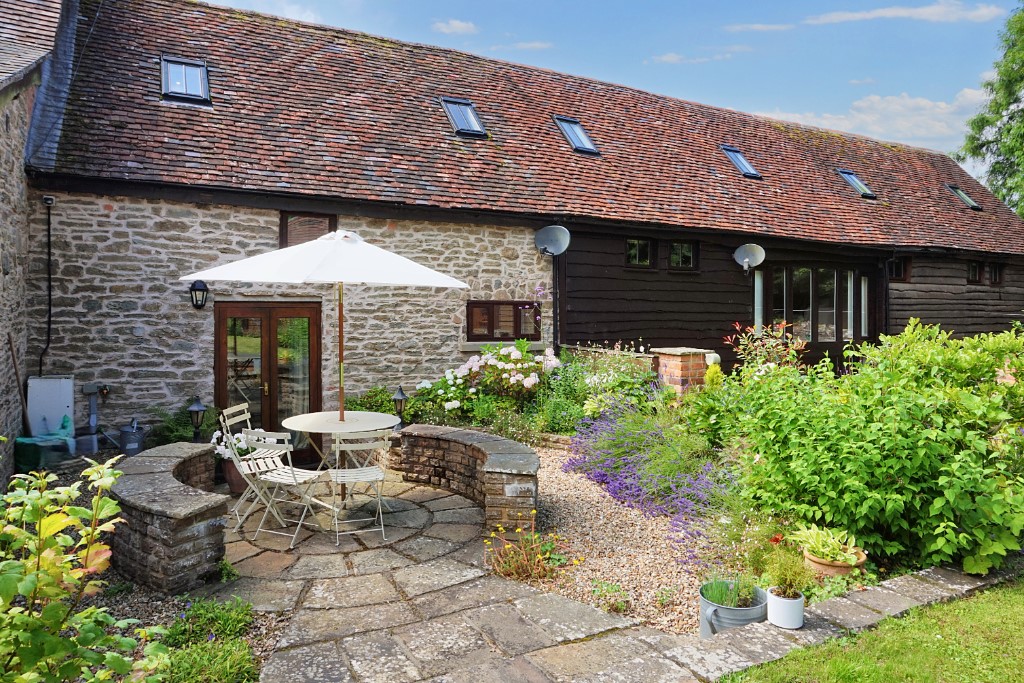 2 bed barn conversion for sale in The Halesend, Malvern  - Property Image 6