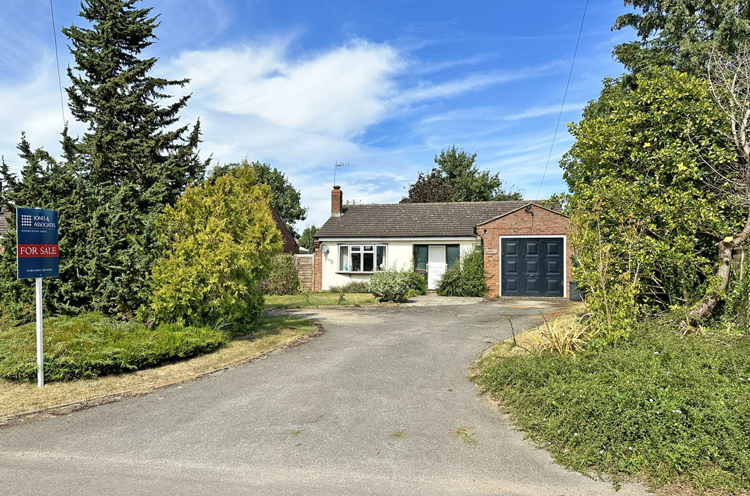 3 bed detached bungalow for sale in Blacksmiths Lane, Pershore  - Property Image 1