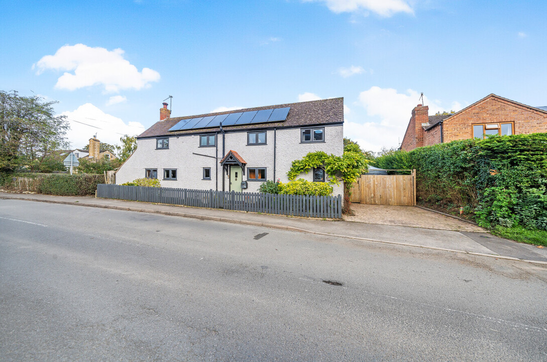 3 bed detached house for sale in Winchcombe Road, Evesham  - Property Image 1