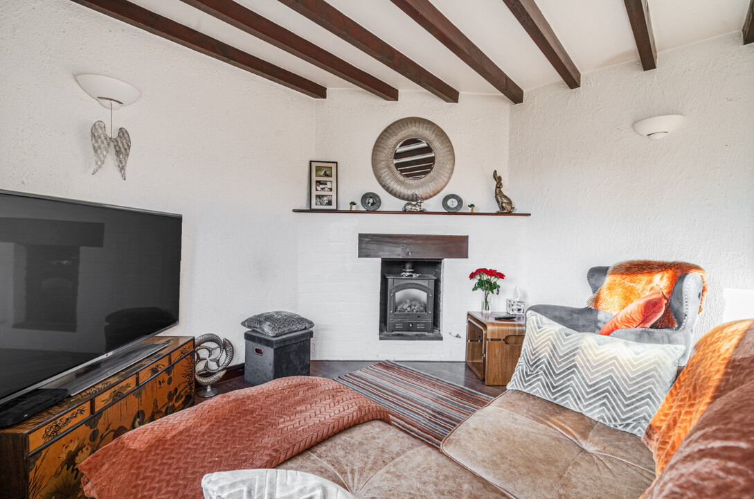 3 bed cottage for sale in Coach Drive, Pershore  - Property Image 2