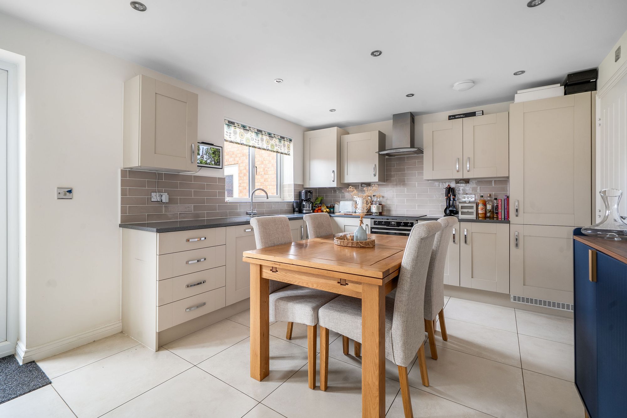 3 bed detached house for sale in Gorse Fields, Pershore 2