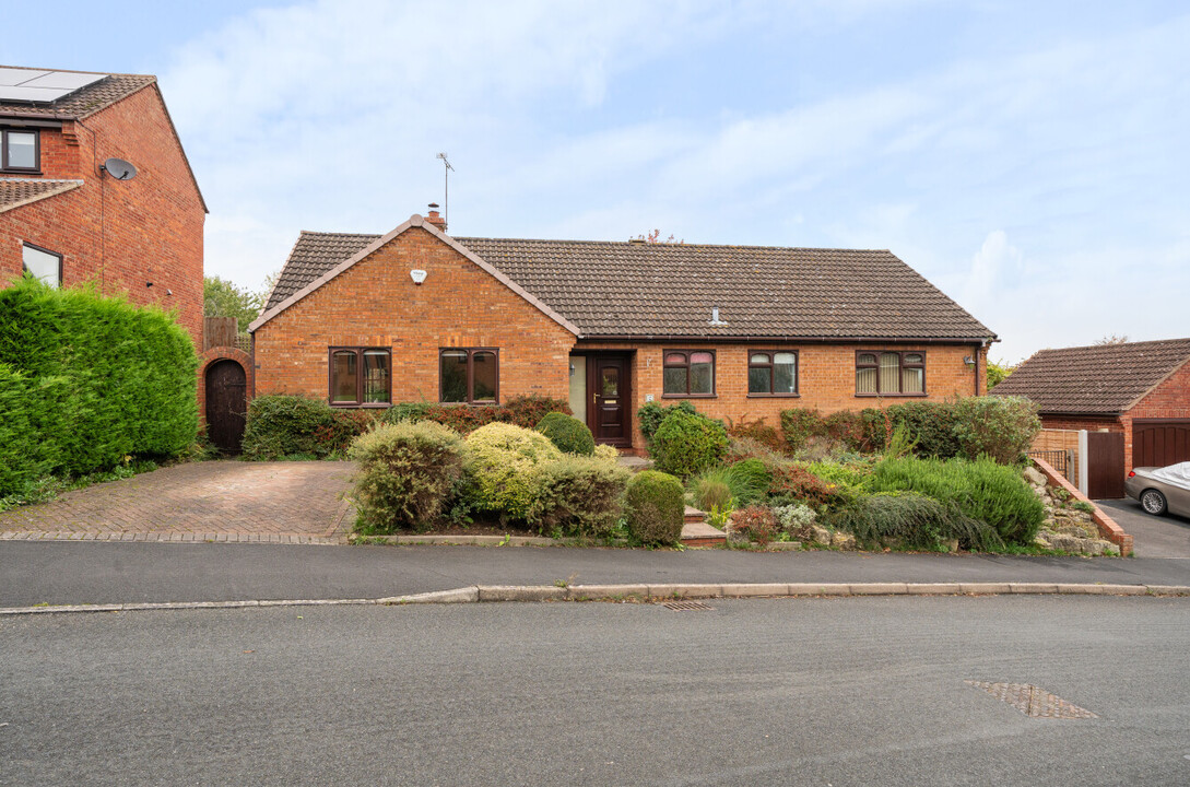 3 bed detached bungalow for sale in Box Tree Close, Defford  - Property Image 1