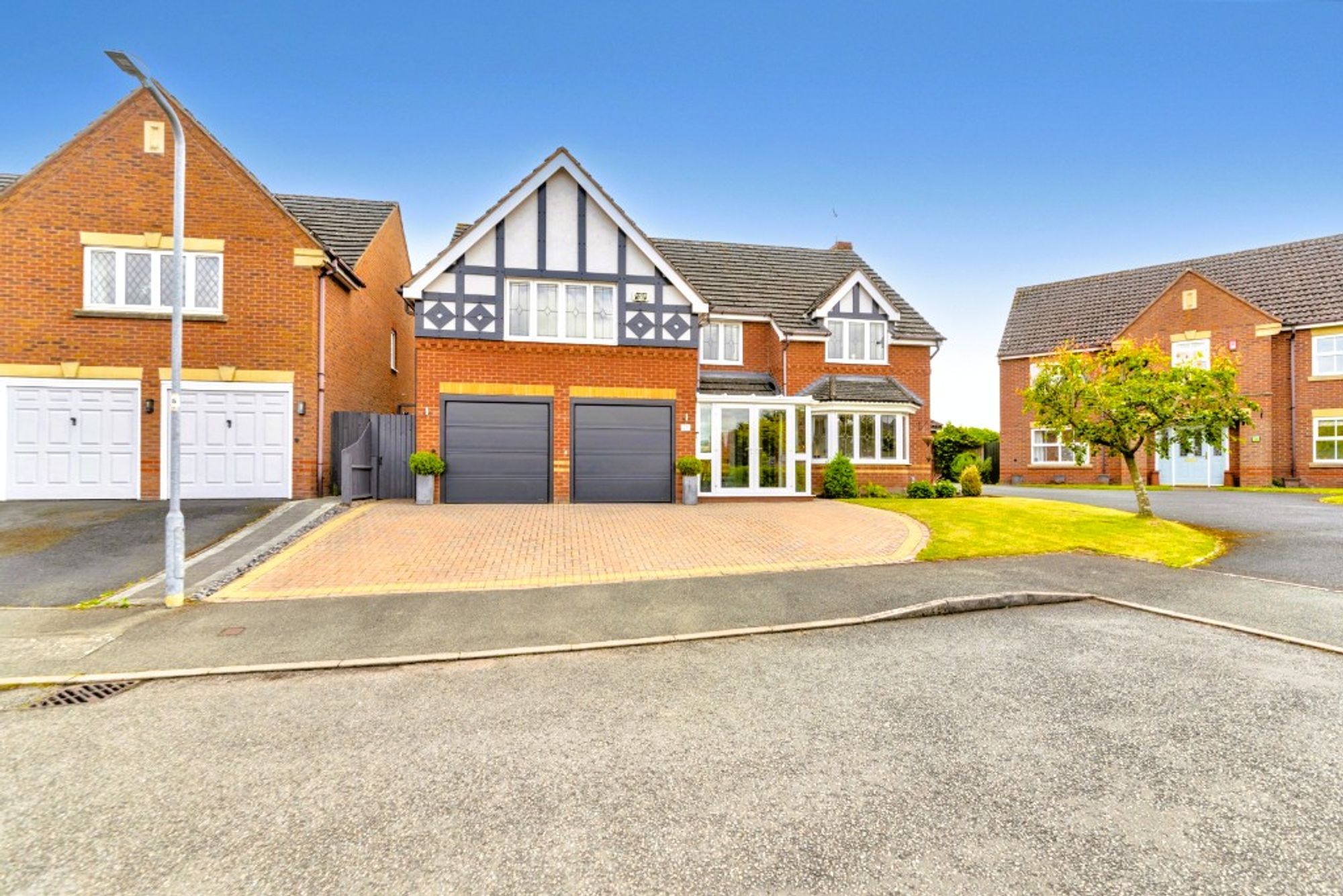 5 bed detached house for sale in Pear Tree Way, Droitwich  - Property Image 1