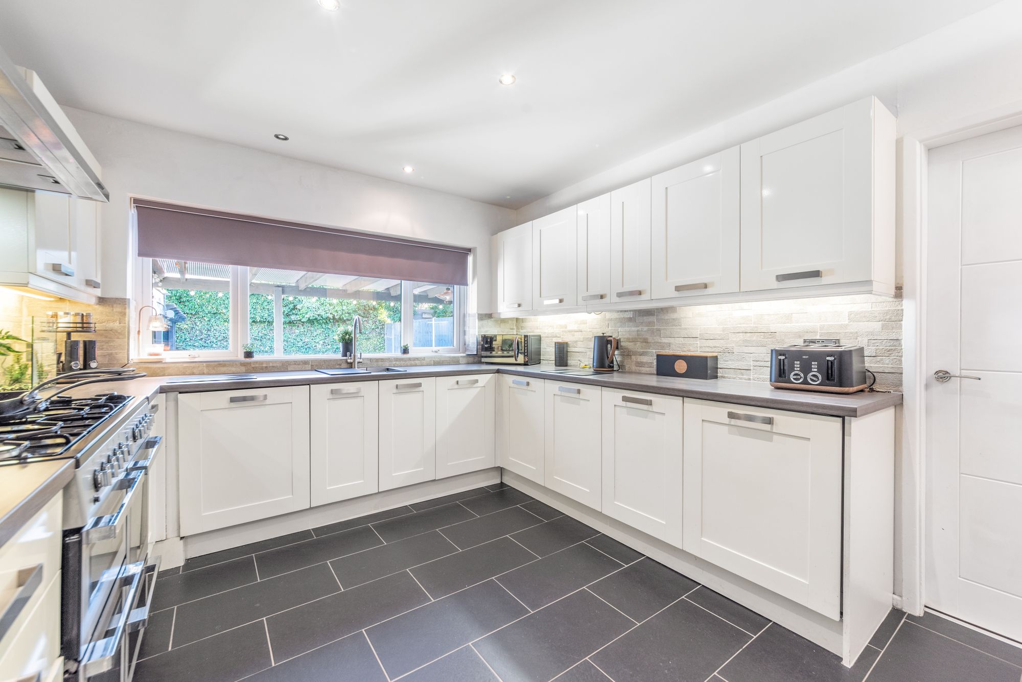 3 bed link detached house for sale in Keepers Close, Pershore 5