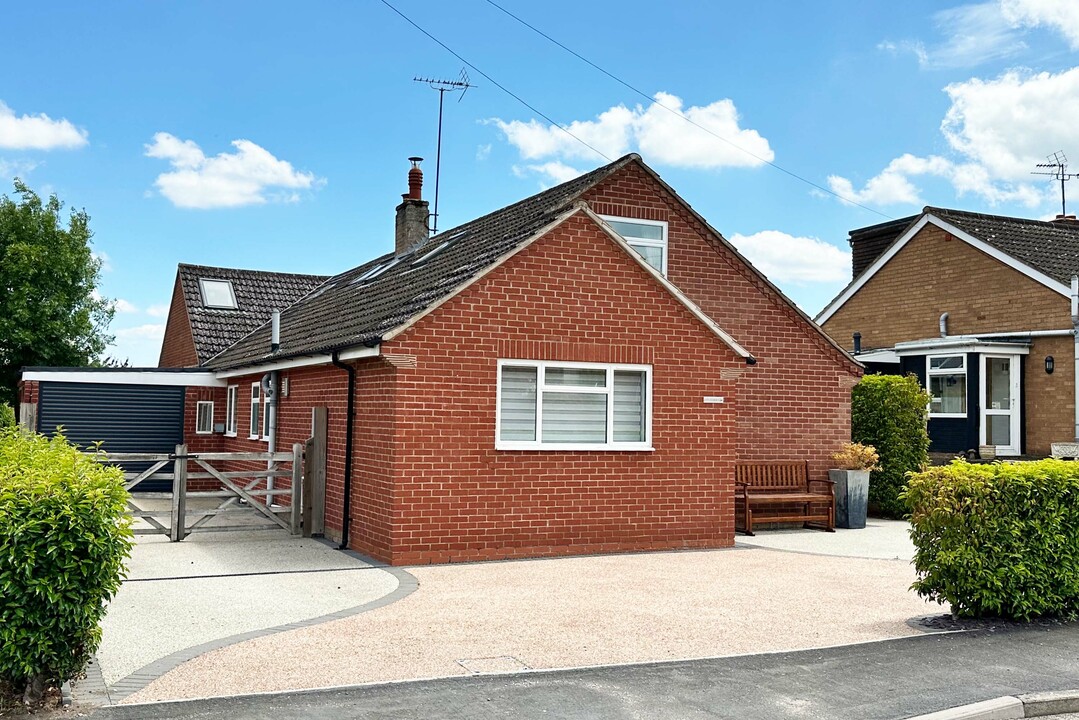 4 bed detached bungalow for sale in Upper Street, Defford  - Property Image 1