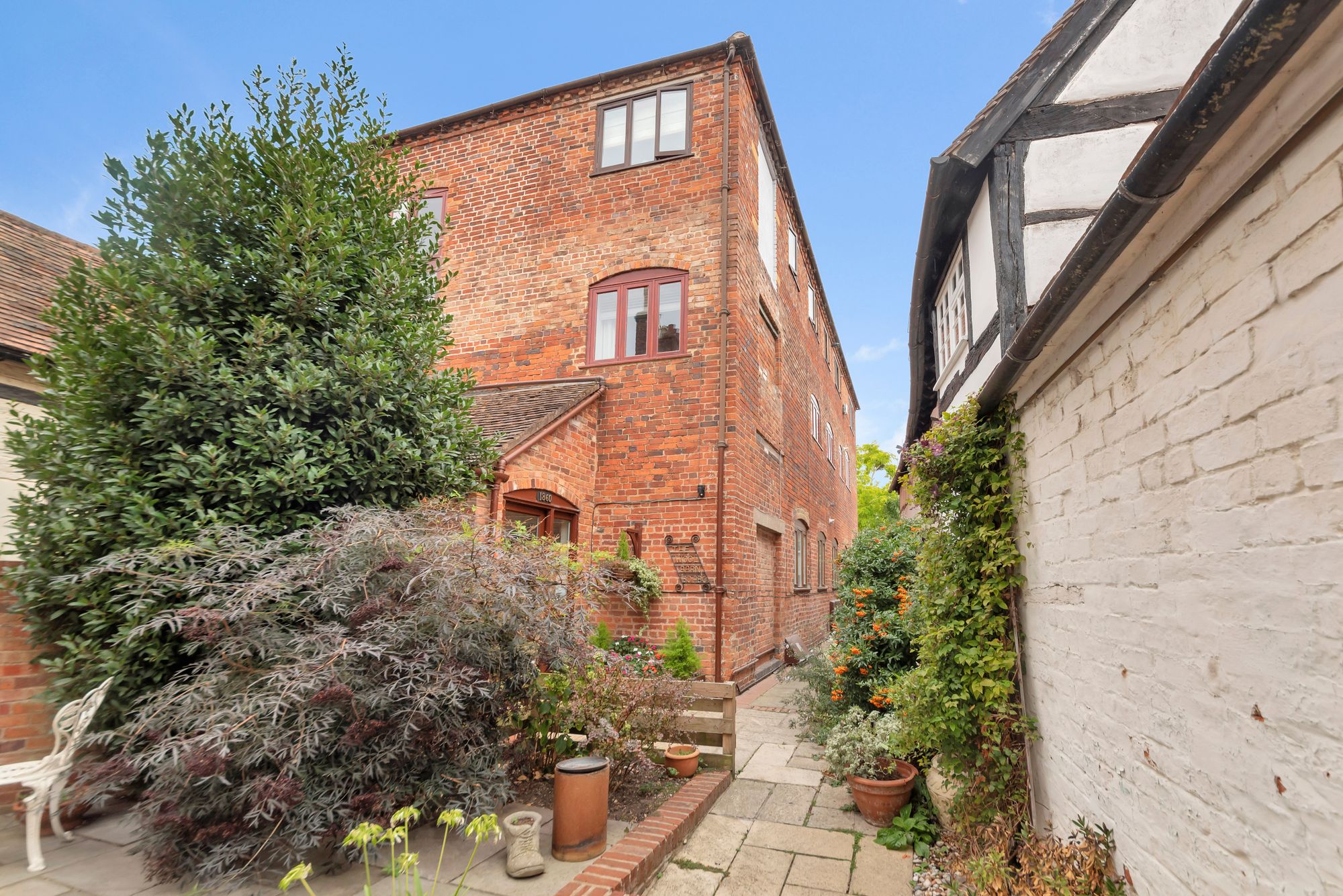 2 bed flat for sale in Bridge Street, Pershore  - Property Image 1