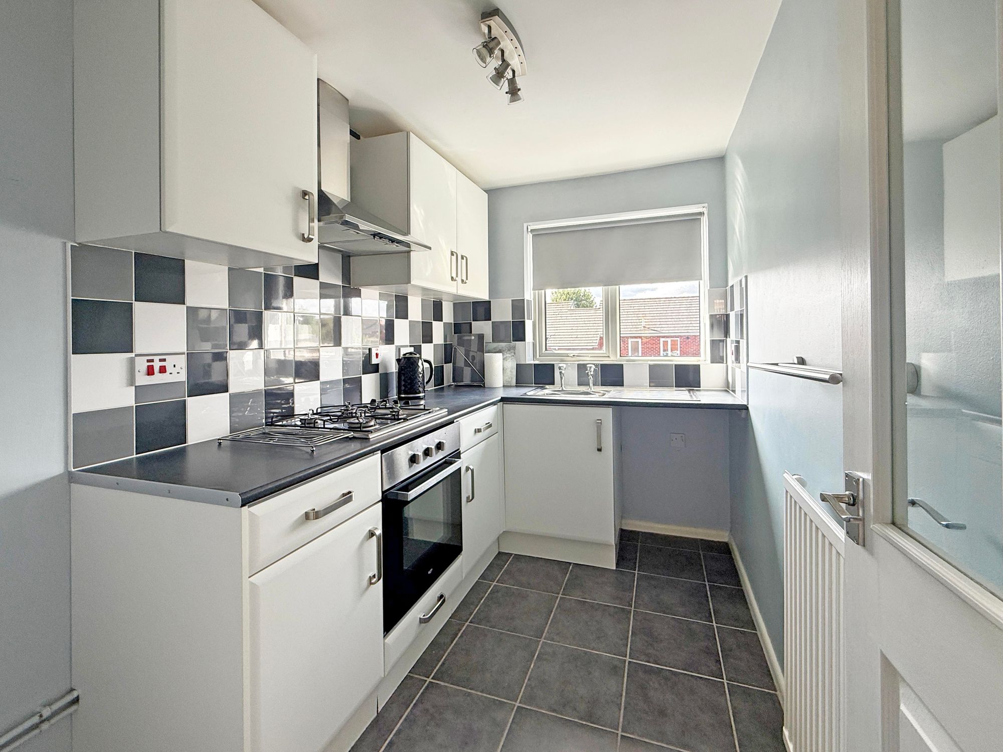 2 bed flat to rent in Old Market Court, Pershore 1