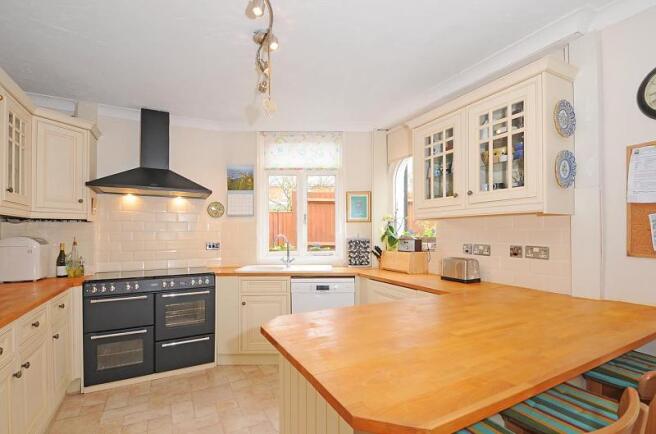 3 bed detached house to rent in Springfield Road, Guildford  - Property Image 3