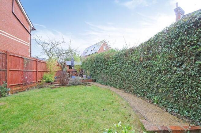 3 bed detached house to rent in Springfield Road, Guildford 5