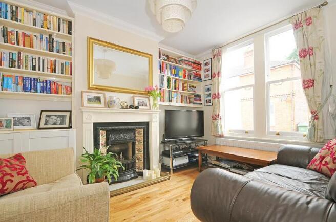 3 bed detached house to rent in Springfield Road, Guildford 2