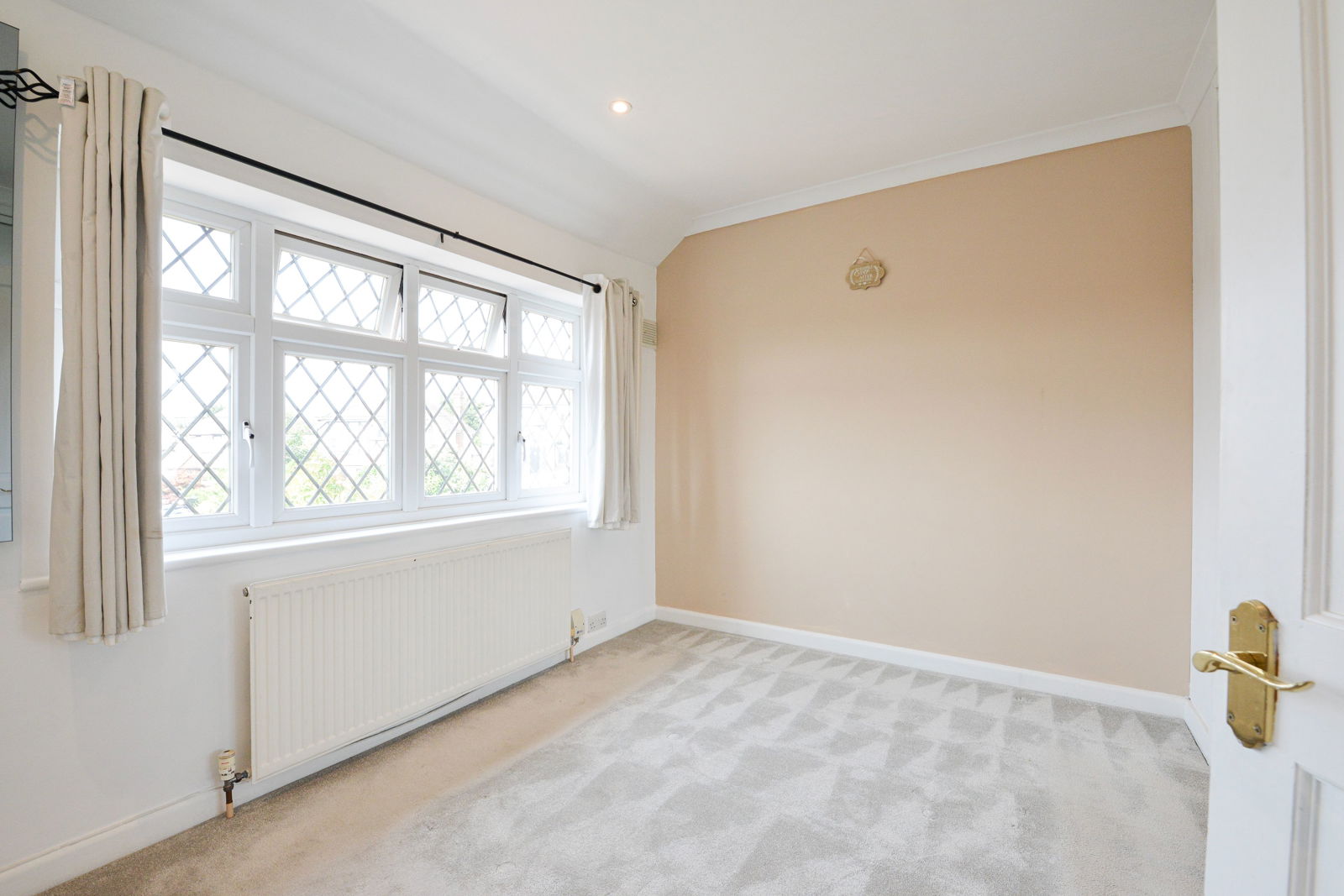 3 bed semi-detached house for sale in Tudor Close, Chessington  - Property Image 17