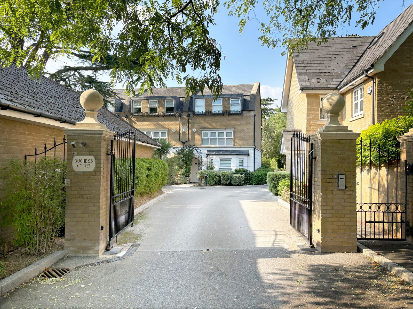 4 bed town house for sale in Duchess Court, Weybridge  - Property Image 16