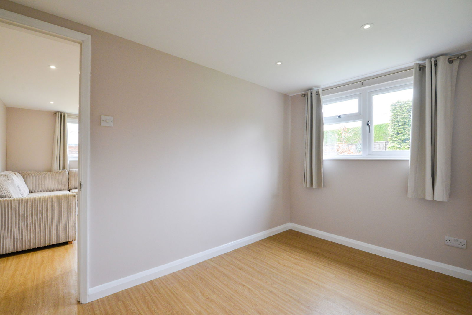 1 bed house share to rent in Guildford Road, Leatherhead 2