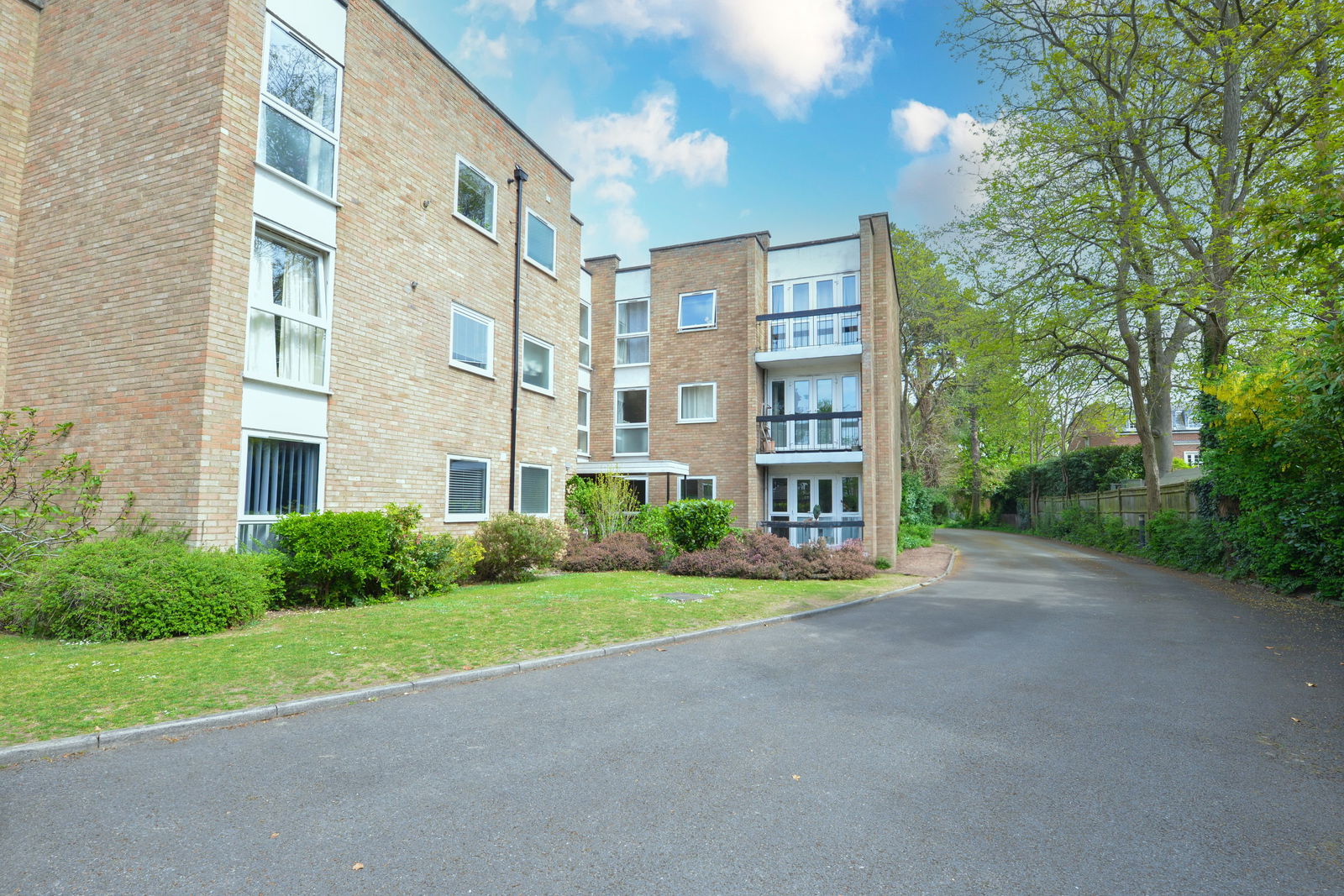 2 bed apartment to rent in Bridgewater Road, Weybridge 1