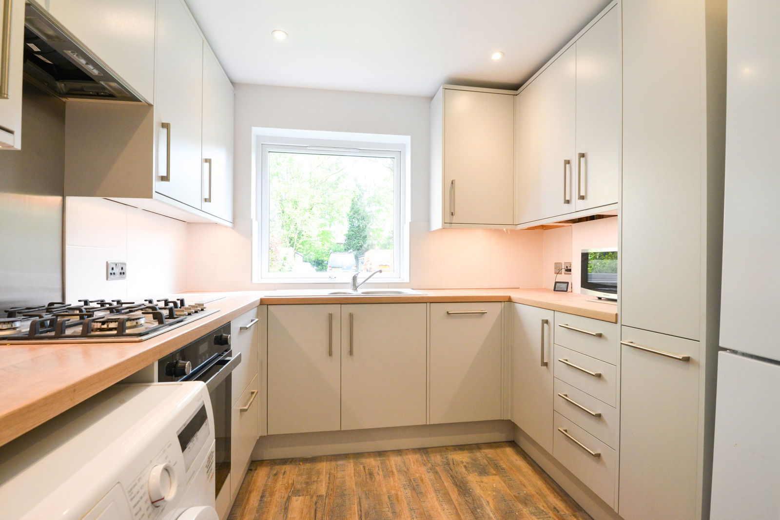 2 bed apartment to rent in Bridgewater Road, Weybridge 2