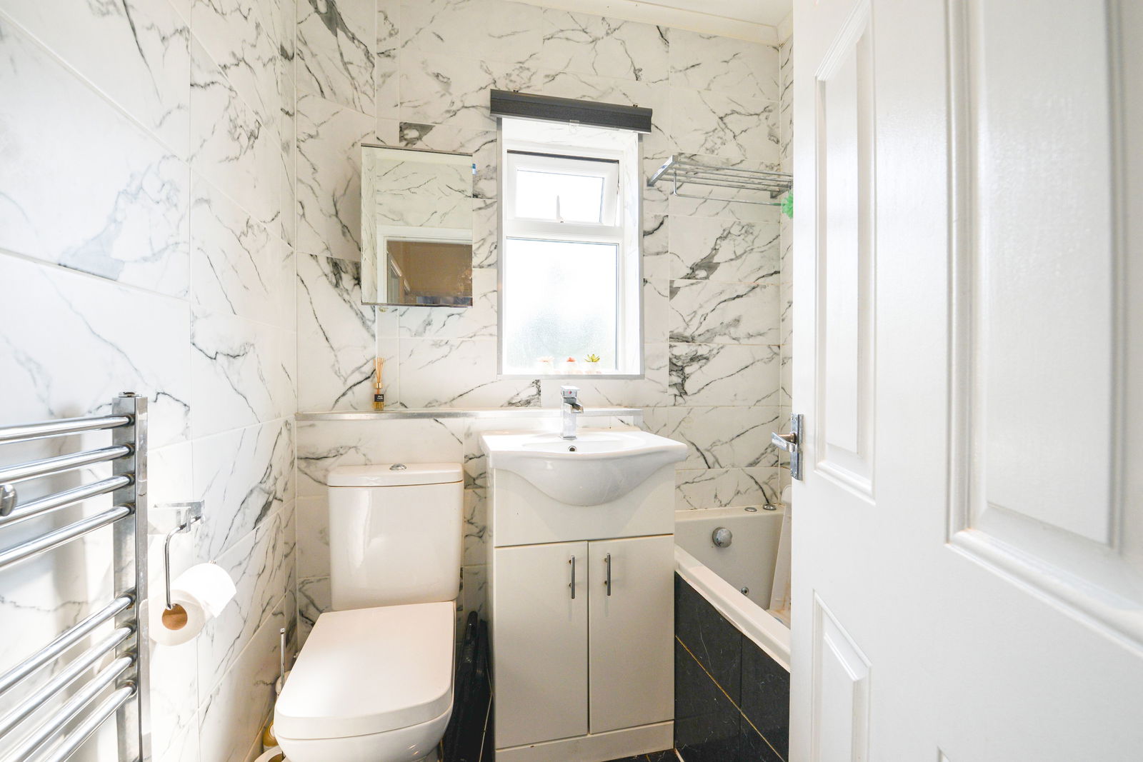 3 bed end of terrace house for sale in Compton Crescent, Chessington 7