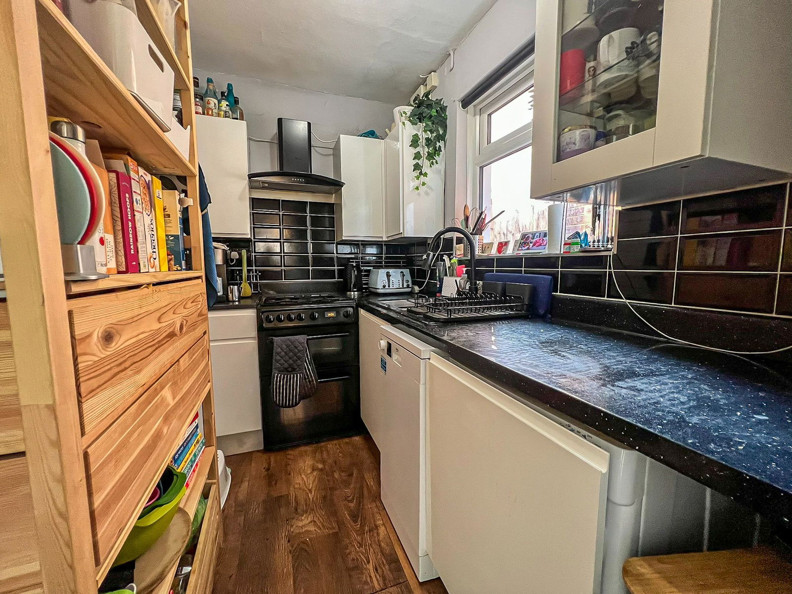 3 bed end of terrace house for sale in Compton Crescent, Chessington 4