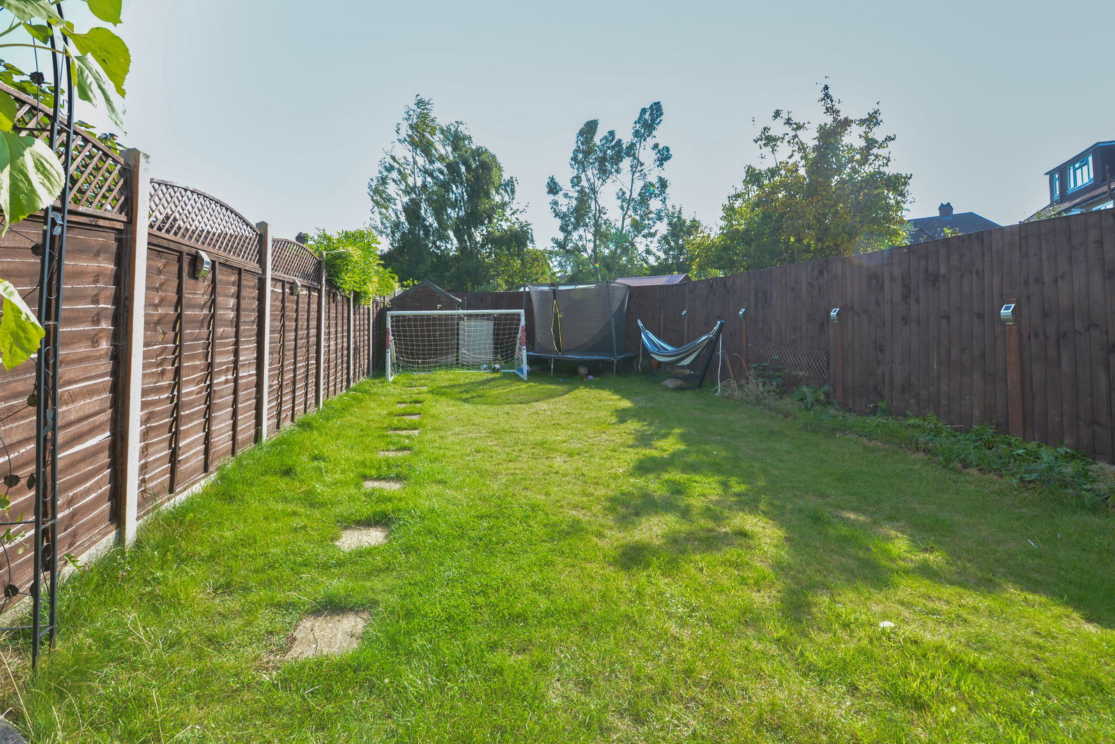 3 bed end of terrace house for sale in Compton Crescent, Chessington  - Property Image 2