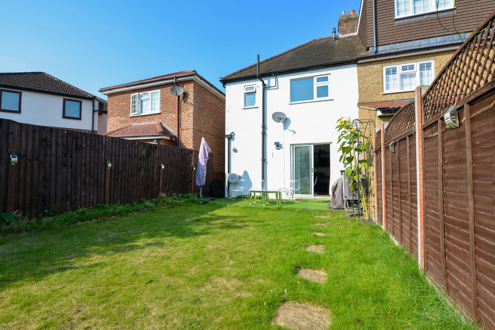 3 bed end of terrace house for sale in Compton Crescent, Chessington  - Property Image 7