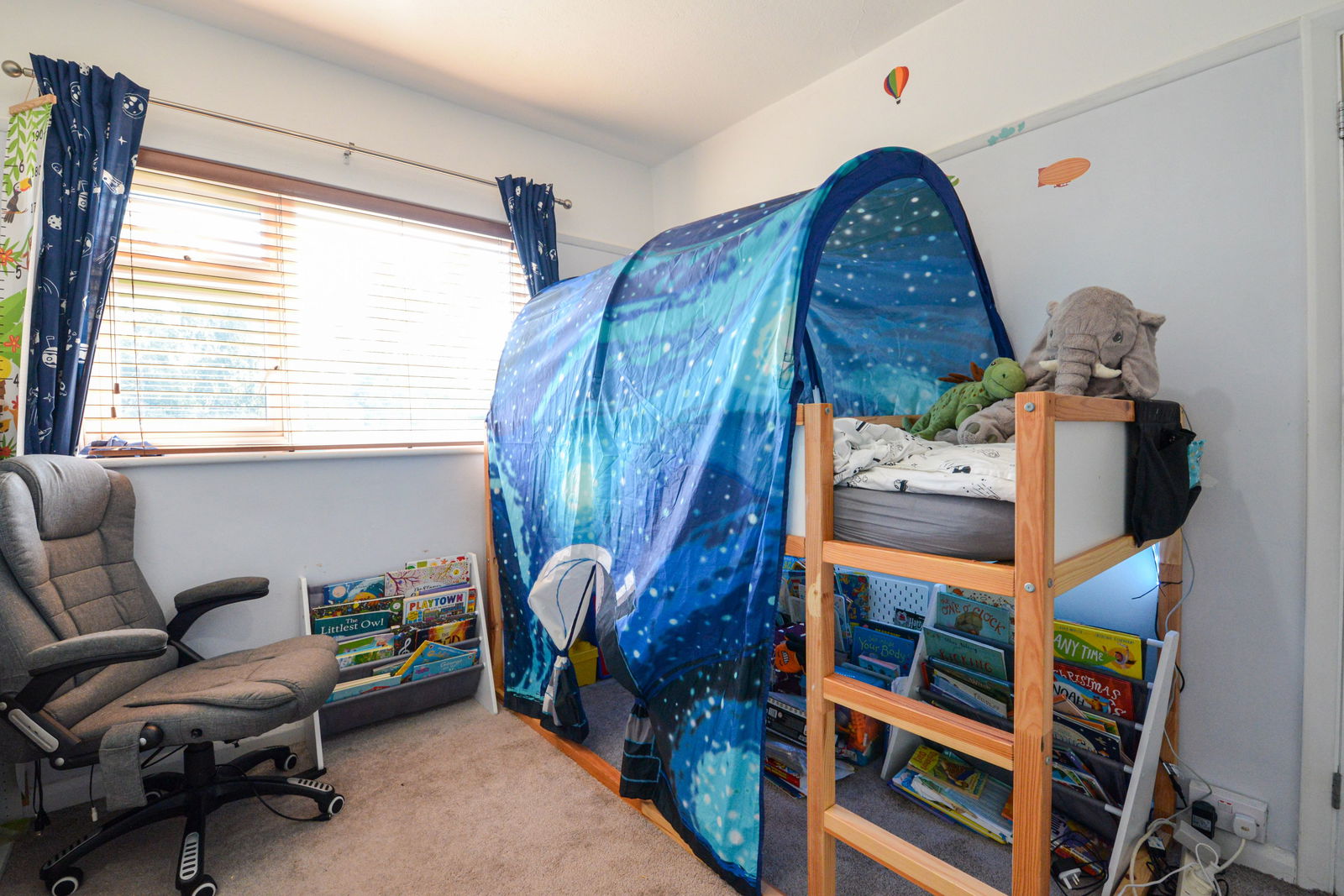 3 bed end of terrace house for sale in Compton Crescent, Chessington 9