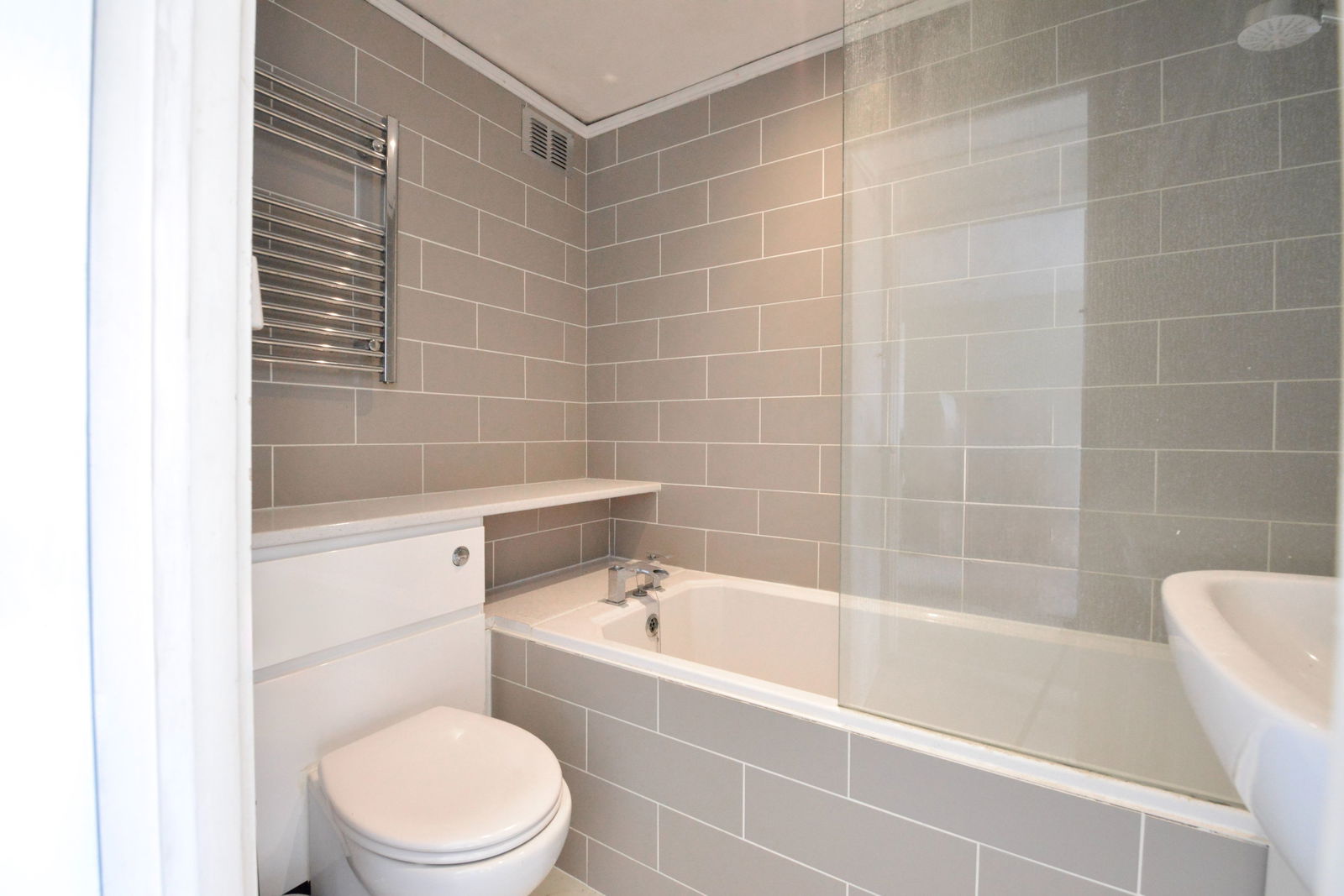1 bed flat to rent in Eastgate Gardens, Guildford  - Property Image 3