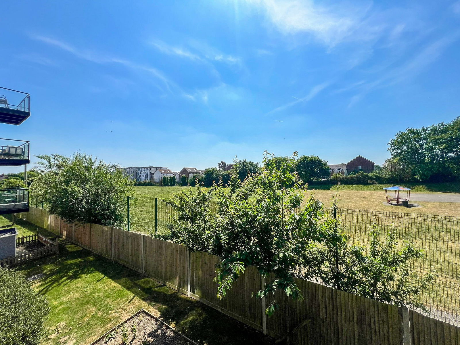 2 bed flat for sale, Addlestone  - Property Image 3