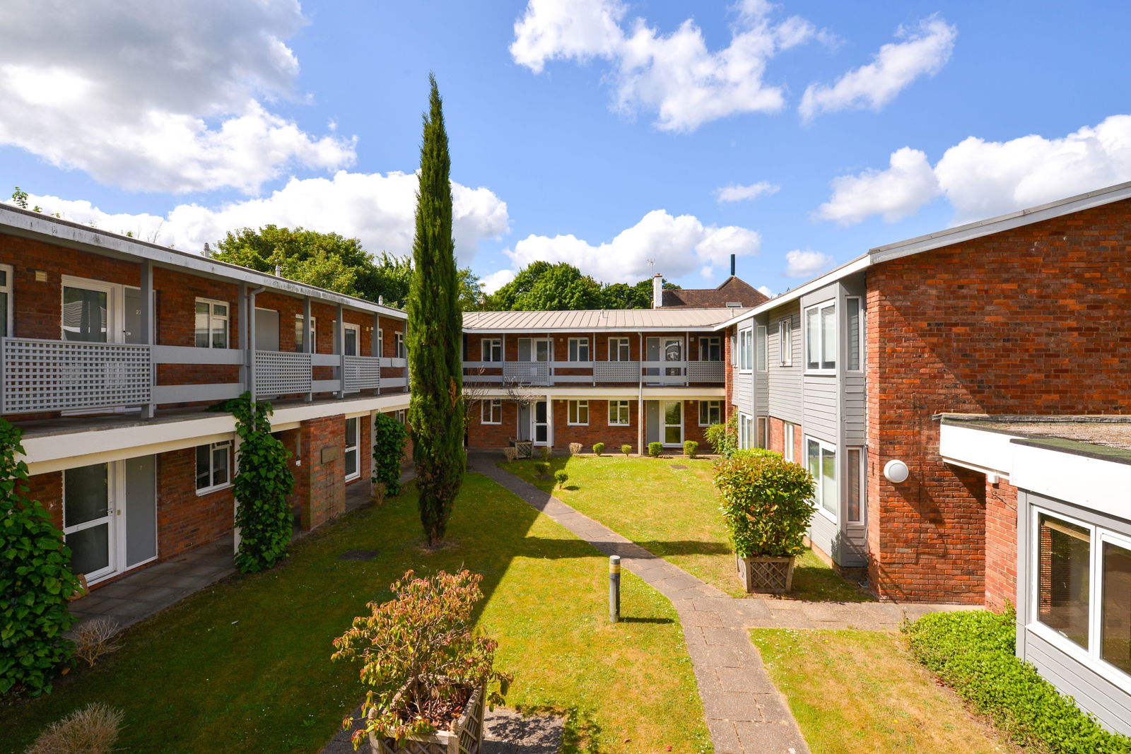 1 bed flat to rent in Cross Lanes, Guildford  - Property Image 1