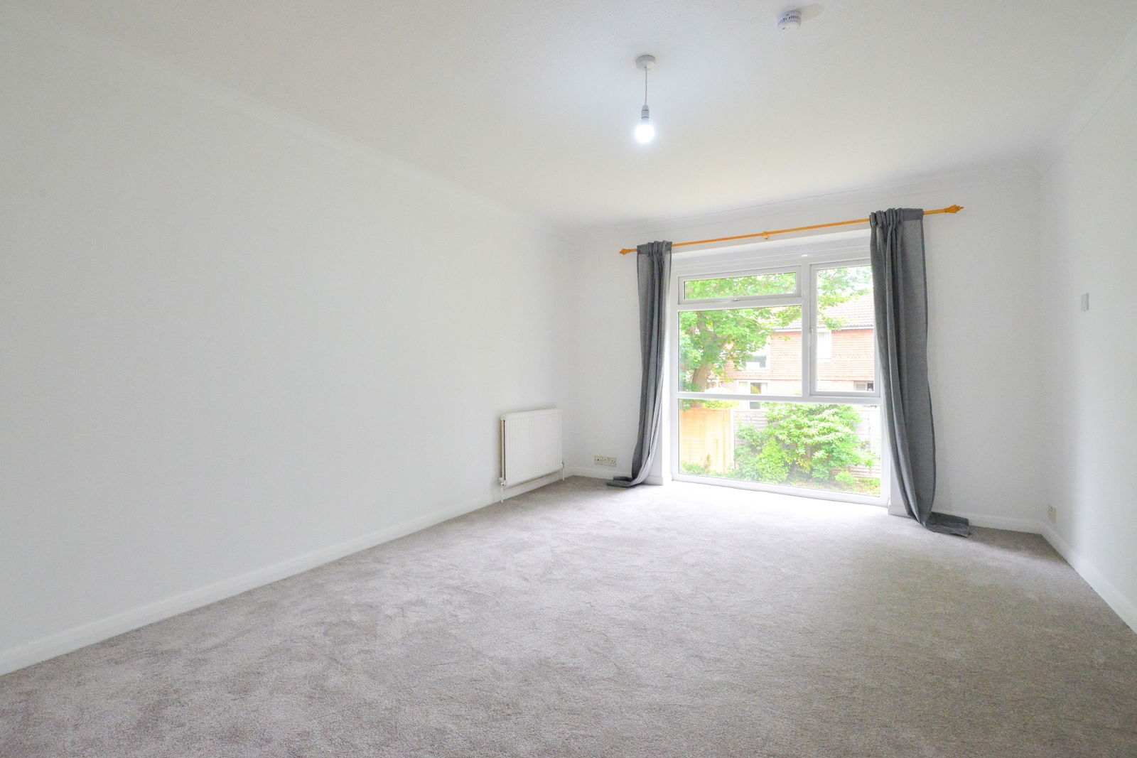 1 bed flat to rent in Griffin Way, Leatherhead  - Property Image 3