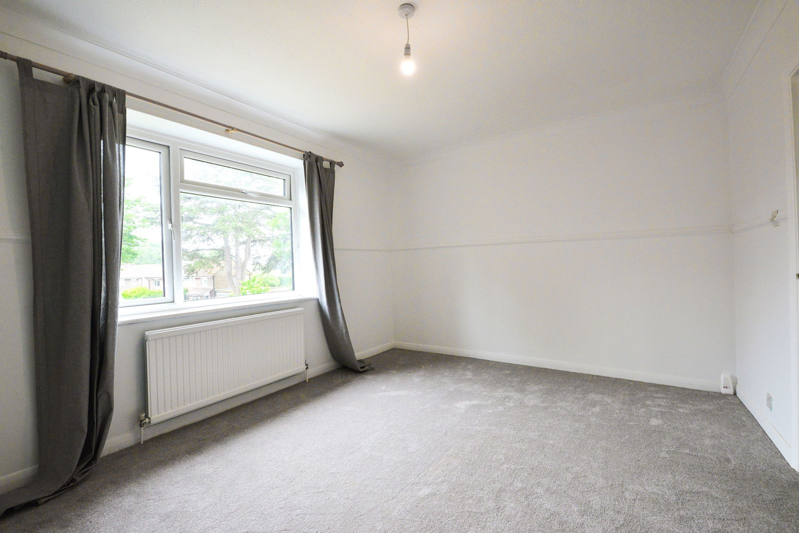 1 bed flat to rent in Griffin Way, Leatherhead 5