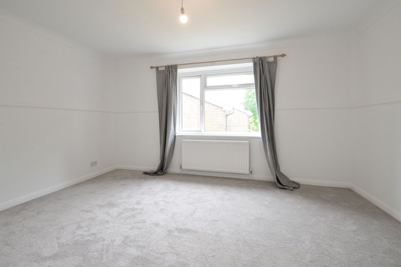 1 bed flat to rent in Griffin Way, Leatherhead 4