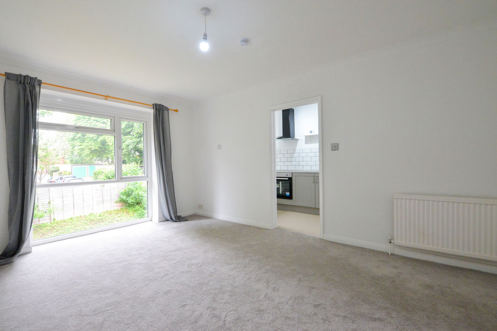 1 bed flat to rent in Griffin Way, Leatherhead 3