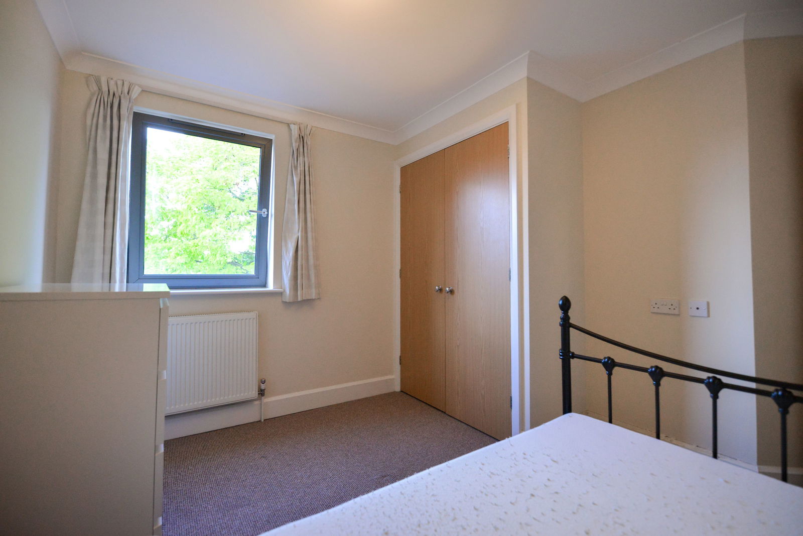 2 bed flat to rent in Stoke Fields, Guildford 8