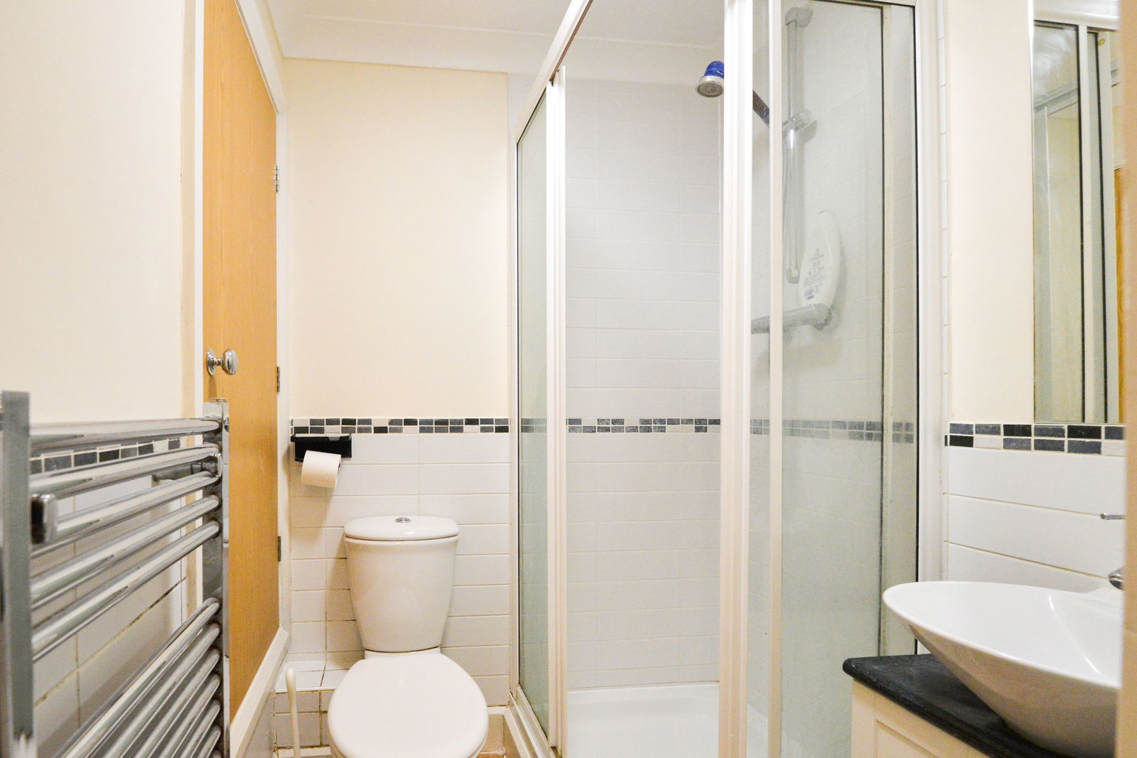 2 bed flat to rent in Stoke Fields, Guildford  - Property Image 5