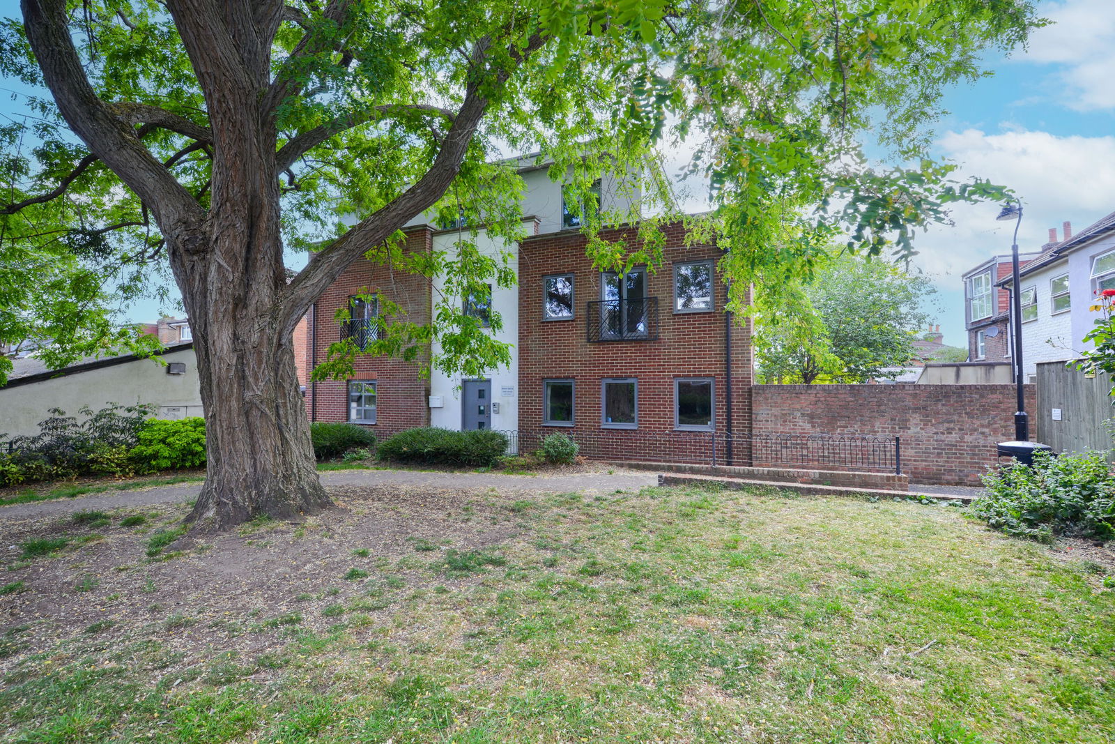 2 bed flat to rent in Stoke Fields, Guildford  - Property Image 1