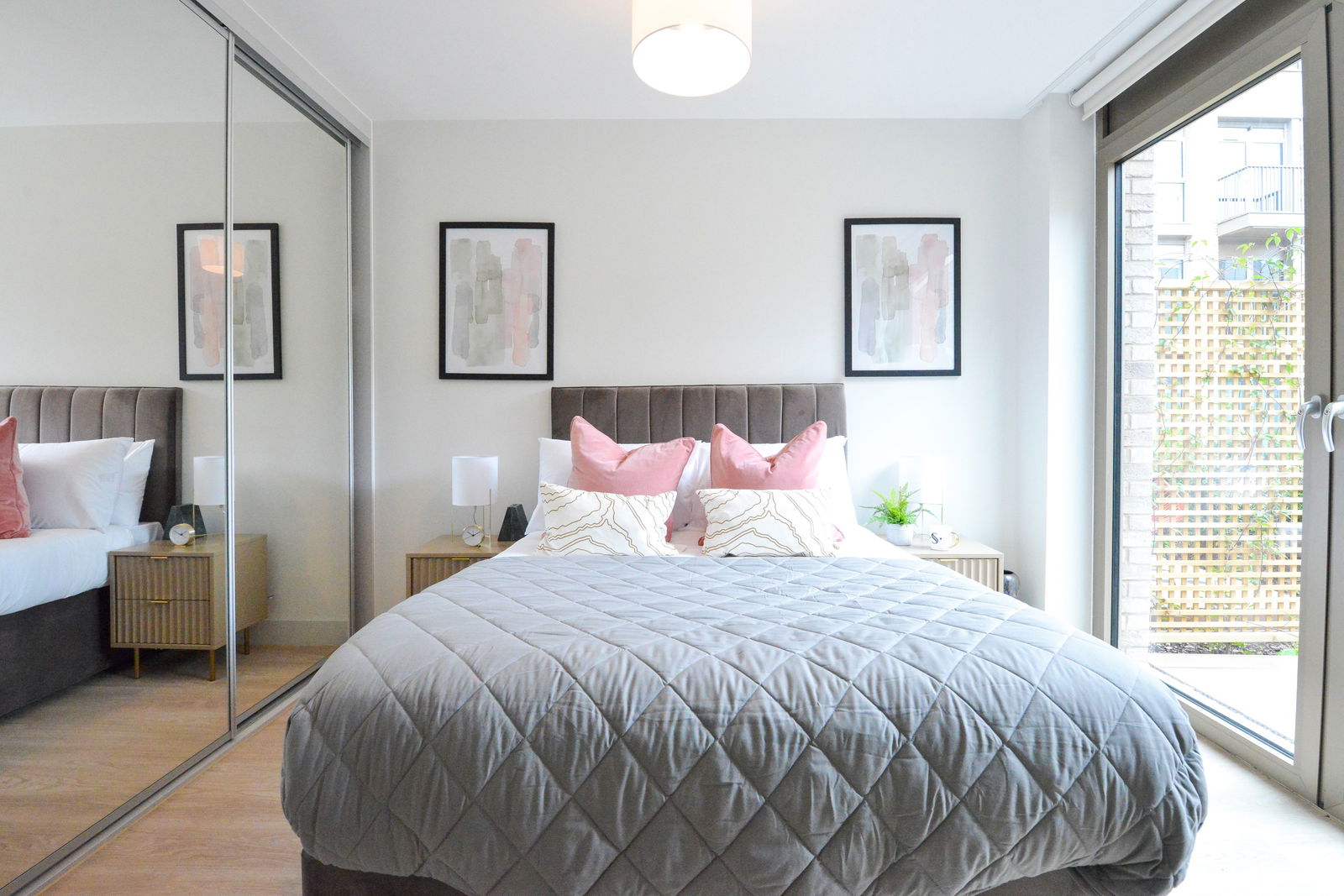 2 bed flat to rent in Randalls Way, Leatherhead 2