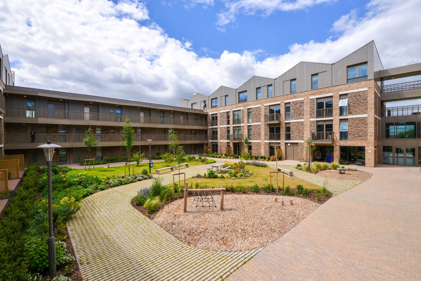 2 bed flat to rent in Randalls Way, Leatherhead, KT22